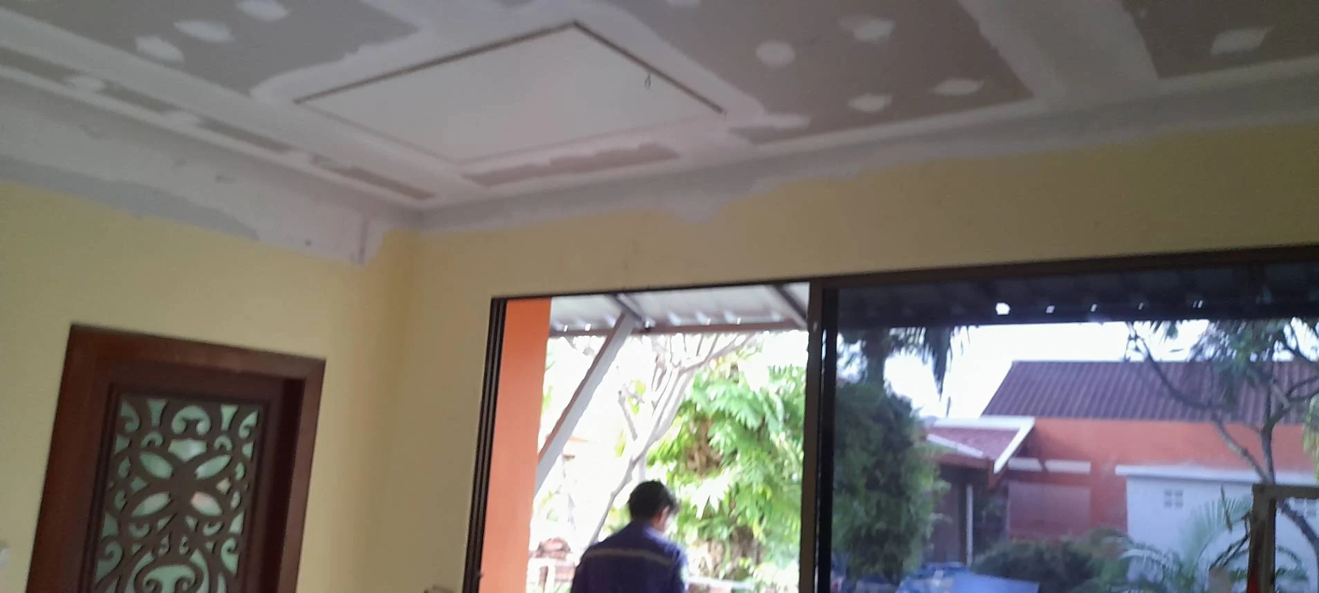 Ceiling finishing around the garden-facing opening